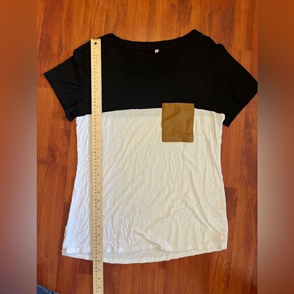 NWOT. Black-and-white simple blouse top. Size medium. - Picture 6 of 6